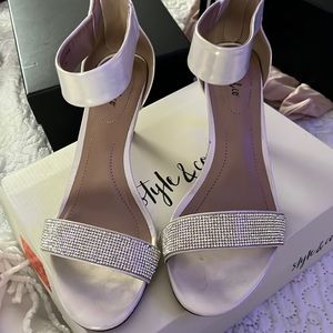 Style & co White heels with Silver detail
